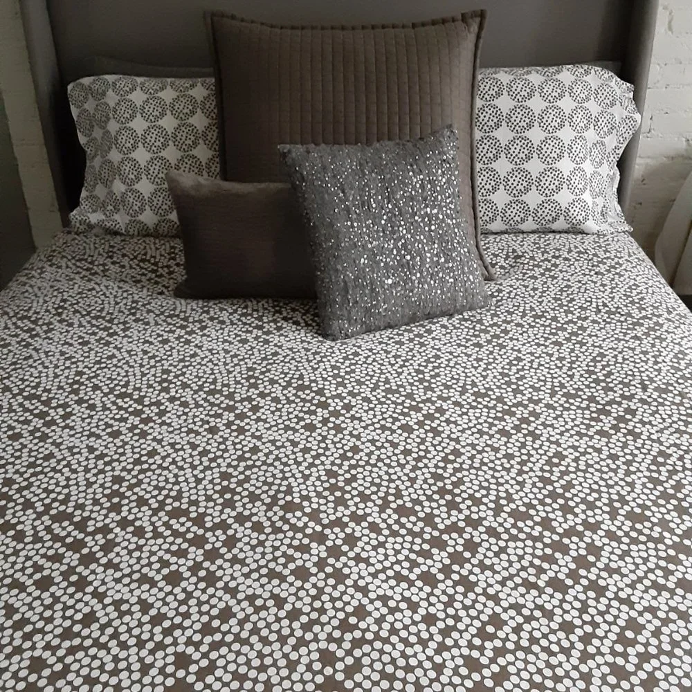 Duvet cover and (2) pillowcases - full/ queen - great condition